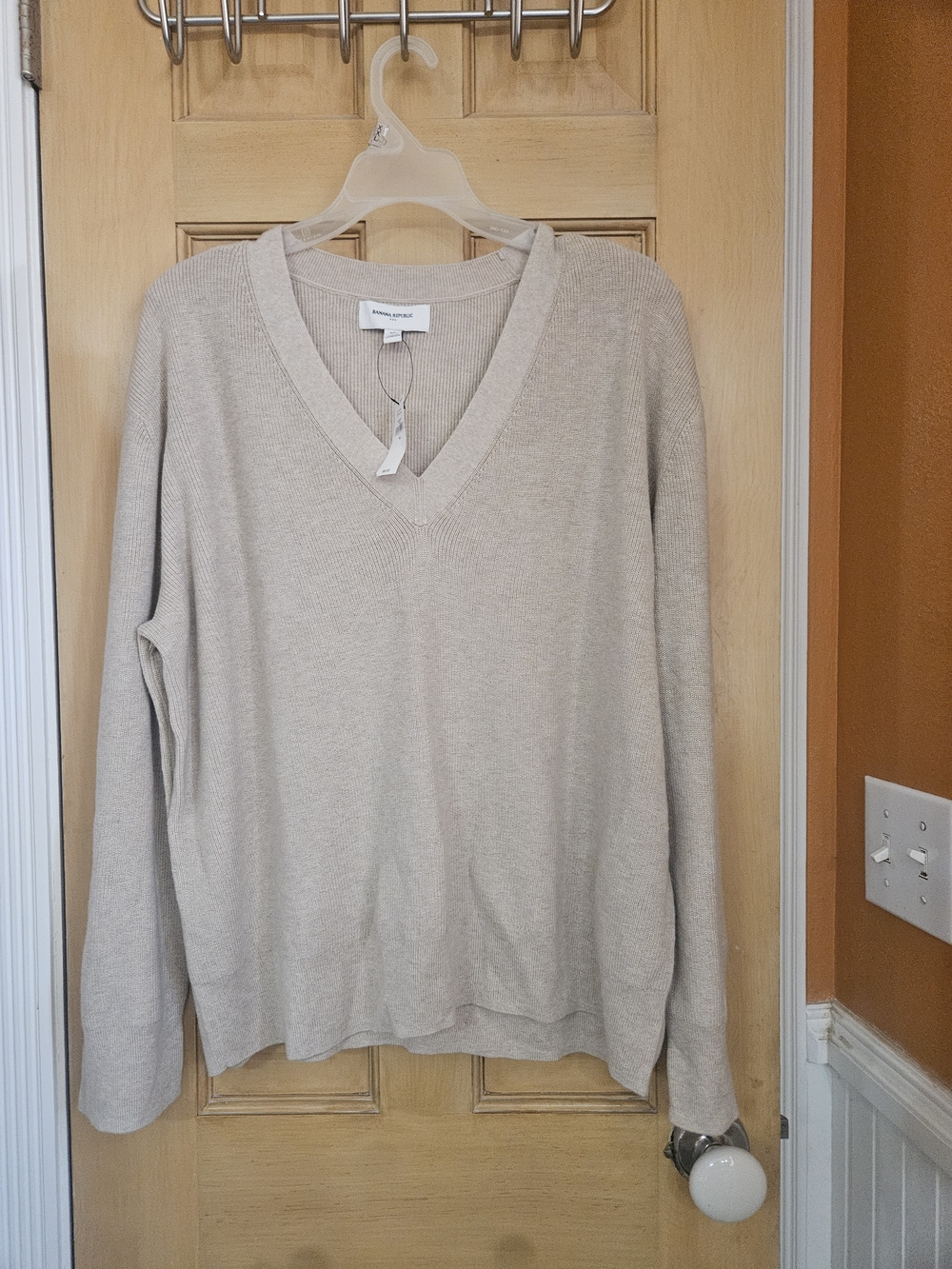 Vince Lightweight V-Neck Sweater in Oatmeal